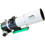 Skywatcher AP 62 400 Evolux-62ED Apochromatische Refractor OTA (5) Skywatcher AP 62/400 Evolux-62ED OTA onder hoek met ingeschoven dauwkap en aluminium buis op groene montageplaat.