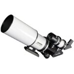 Skywatcher AP 80 400 ESPRIT-80ED Apochromatische Refractor Professional OTA (2) Skywatcher AP 80/400 ESPRIT-80ED apochromatische refractor OTA diagonaal zijaanzicht met dauwkap, focuser en zwaluwstaart.