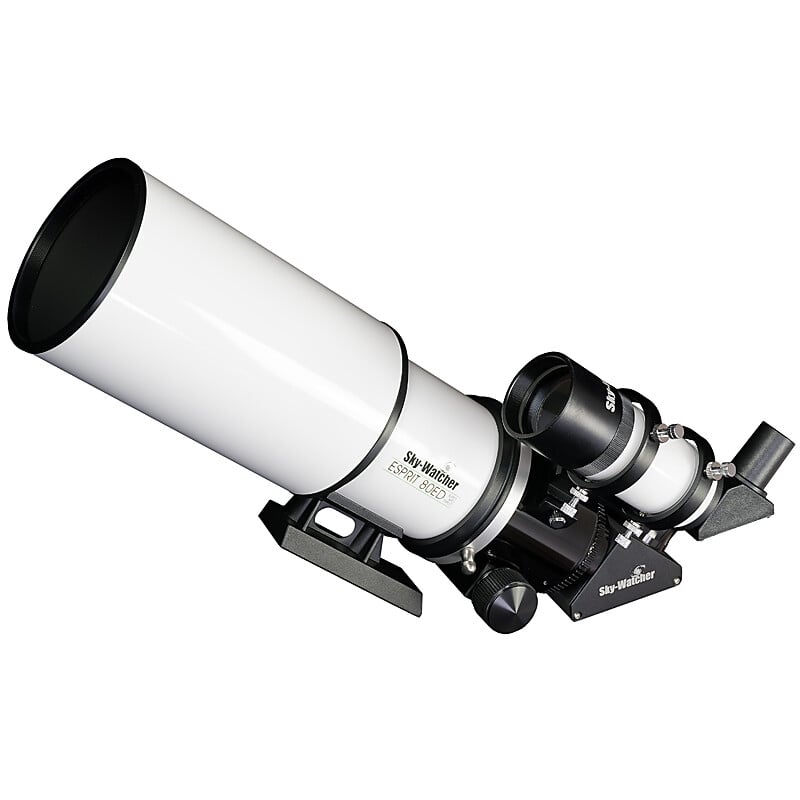 Skywatcher AP 80/400 ESPRIT-80ED Apochromatische Refractor Professional OTA 1 Skywatcher AP 80 400 ESPRIT 80ED Apochromatische Refractor Professional OTA 2 Skywatcher AP 80/400 ESPRIT-80ED apochromatische refractor OTA diagonaal zijaanzicht met dauwkap, focuser en zwaluwstaart.