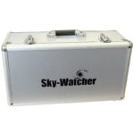 Skywatcher AP 82 530 Evolux-82ED Apochromatische refractor (10) Skywatcher AP 82/530 Evolux-82ED aluminium transportkoffer met handgreep en Sky-Watcher logo.