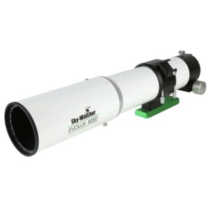 Skywatcher AP 82/530 Evolux-82ED apochromatische refractor zijaanzicht met uitgeschoven dauwkap en groene zwaluwstaart.