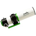 Skywatcher AP 82 530 Evolux-82ED Apochromatische refractor (14) Skywatcher AP 82/530 Evolux-82ED OTA onder hoek met ingeschoven dauwkap en aluminium buis op montageplaat.