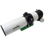 Skywatcher AP 82 530 Evolux-82ED Apochromatische refractor (15) Skywatcher AP 82/530 Evolux-82ED compacte refractor zijaanzicht met zwarte focuser en ringklem.