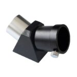Skywatcher Amici-prisma 45° 1,25 inch diagonale prisma-adapter zijaanzicht met metalen insteektule, zwarte behuizing en oculairhouder met klemschroef.