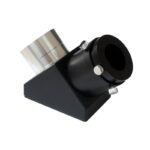 Skywatcher Diagonaal spiegel 90° 2 inch diagonaal in zwart-zilveren behuizing met 2 naar 1,25 inch adapter en klemschroeven zijaanzicht.