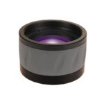 Skywatchers 120 Flattener close-up van grijs-zwarte cilindervormige correctorlens met paars gecoate frontlens.