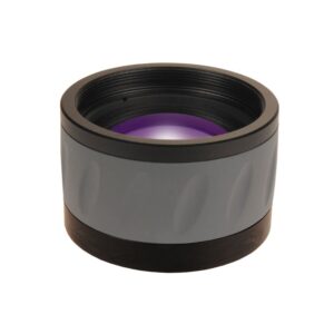 Skywatchers 120 Flattener close-up van grijs-zwarte cilindervormige correctorlens met paars gecoate frontlens.