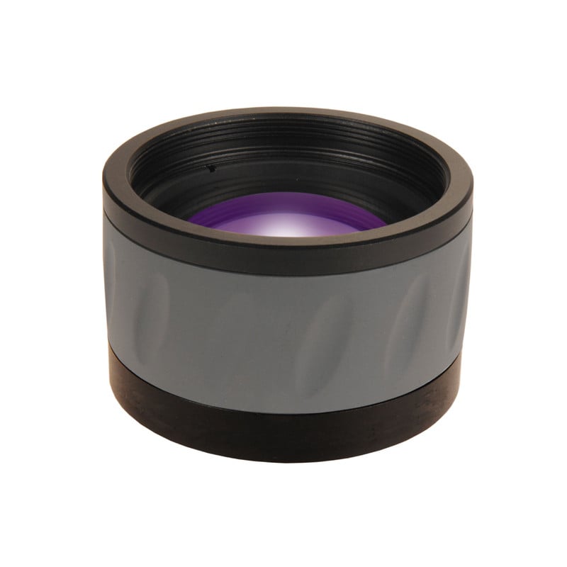 Skywatchers 120 Flattener Esprit 1 Skywatcher Flattener Esprit 120 Skywatchers 120 Flattener close-up van grijs-zwarte cilindervormige correctorlens met paars gecoate frontlens.