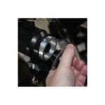 Skywatcher-HM5-poolzoeker-voor-EQ-3-2-verbeterde-vizierinrichting- (2) Skywatcher HM5 EQ-3-2 poolzoeker die met de hand in de achterzijde van een EQ3-2 montering wordt geplaatst.