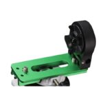 Skywatcher L-vormige Star Adventurer zwaluwstaartklem (1) Skywatcher L-vormige Star Adventurer zwaluwstaartklem met groene montageplaat en zwarte hoekinstelling schuin van boven gezien.