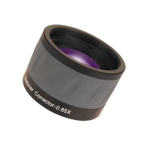 Skywatchers 0.85x 150 ED reducer flattener zwarte cilindervormige correctorlens met paars gecoate lens en M48-schroefdraad.
