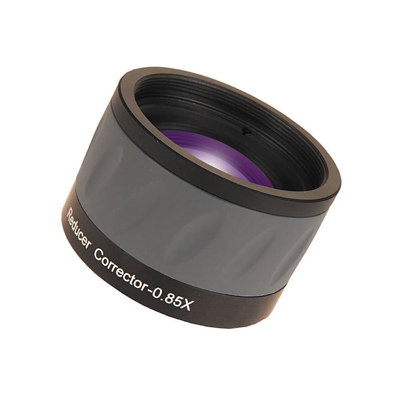 Skywatchers 0.85x 150 ED Flattener EvoStar 1 Skywatchers 0.85x 150 ED Flattener EvoStar 2 Skywatchers 0.85x 150 ED reducer flattener zwarte cilindervormige correctorlens met paars gecoate lens en M48-schroefdraad.