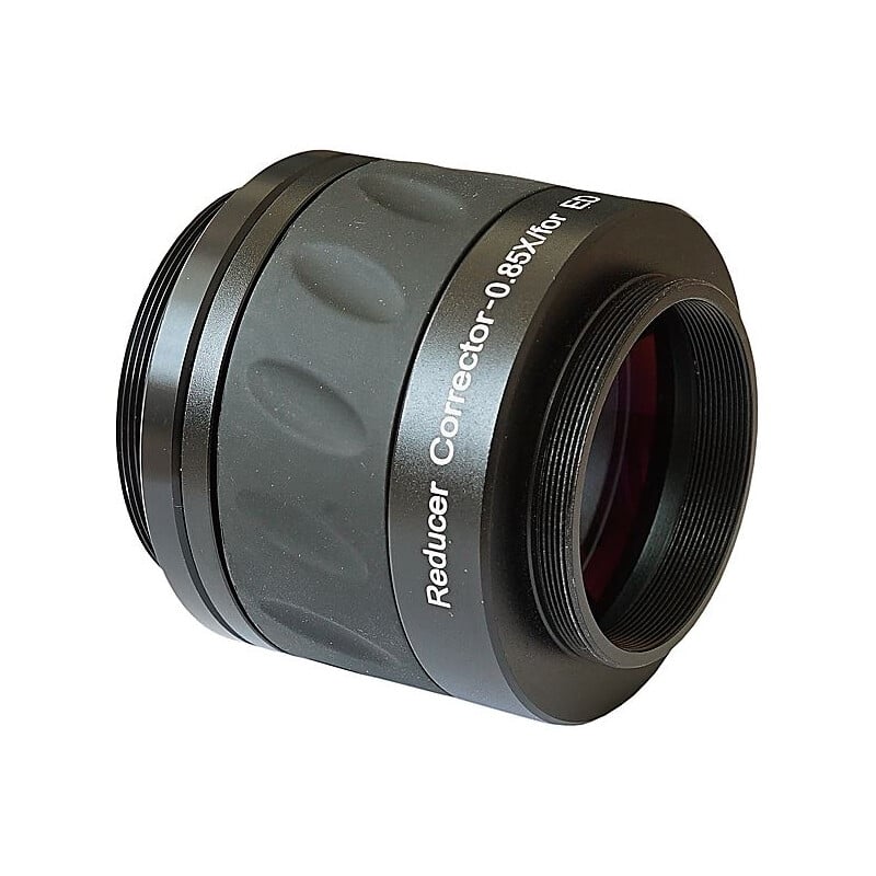 Skywatchers 0.85x 72 ED Flattener EvoStar 1 Skywatchers 0.85x 72 ED Flattener EvoStar Skywatchers 0.85x 72 ED reducer flattener cilindervormige zwarte correctorlens met M56- en M48-schroefdraad en rode coating.