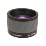 Skywatchers 100 Flattener Esprit (2) Skywatchers 100 Flattener close-up van grijs-zwarte cilindervormige correctorlens met paars gecoate frontlens.