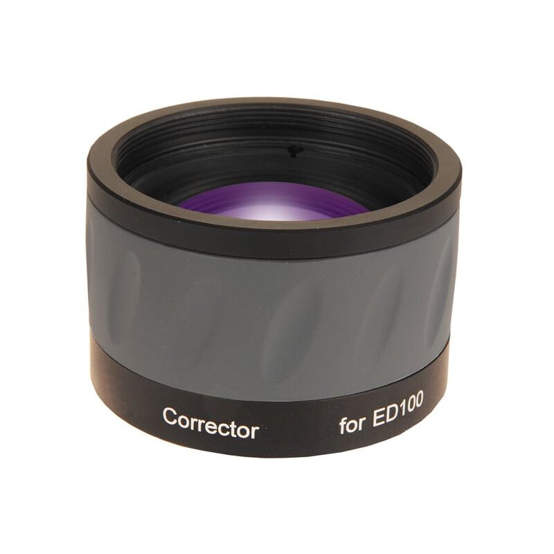 Skywatchers 100 Flattener Esprit 1 Skywatchers 100 Flattener Esprit 2 Skywatchers 100 Flattener close-up van grijs-zwarte cilindervormige correctorlens met paars gecoate frontlens.