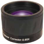 Skywatchers 120 EDX 0.85x reducer corrector zwarte cilindervormige flattener met paarse lenscoating en M48-schroefdraad.