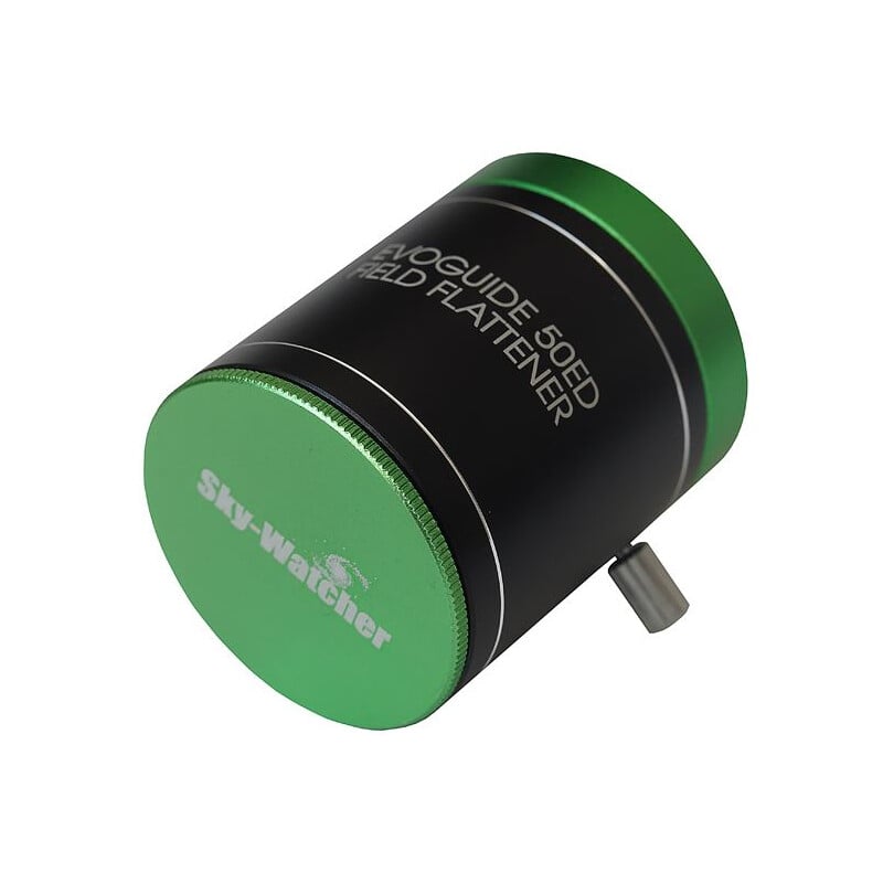 Skywatchers 50ED Flattener Evoguide 1 Skywatchers 50ED Flattener Evoguide 2 Skywatchers 50ED flattener cilindervormige zwarte behuizing met groene afdekdop en zijschroef.