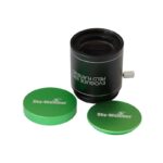 Skywatchers 50ED Flattener Evoguide (3) Skywatchers 50ED flattener staande zonder dop naast twee losse groene aluminium afdekkappen.
