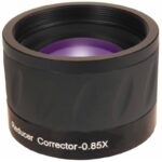 Skywatchers Brandpuntreducer corrector 0,85x zwarte cilindervormige flattener met paarse lenscoating en M48-schroefdraad.