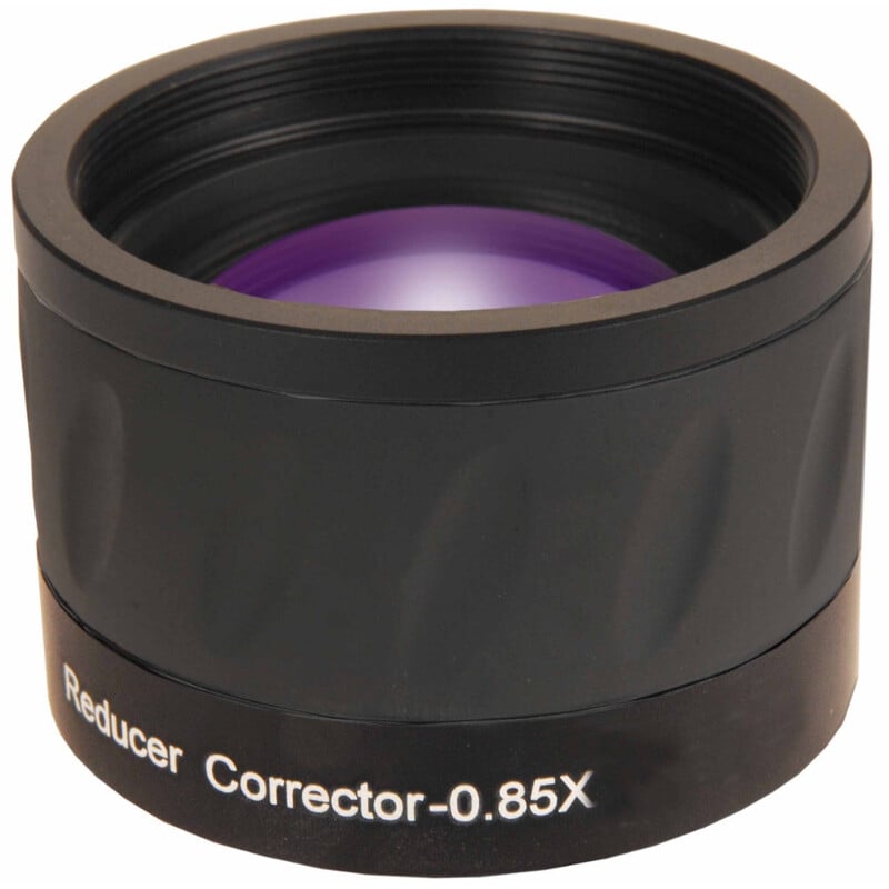 Skywatchers Brandpuntreducer corrector 0,85x, voor Evostar-80ED DS-PRO 1 Skywatchers Brandpuntreducer corrector 085x voor Evostar 80ED DS PRO Skywatchers Brandpuntreducer corrector 0,85x zwarte cilindervormige flattener met paarse lenscoating en M48-schroefdraad.