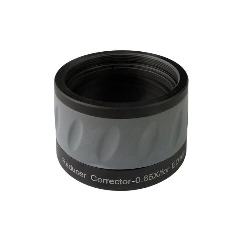Skywatchers Brandpuntreducer corrector voor Evostar-100ED DS-PRO 0,85x 1 Skywatchers Evostar 100ED DS PRO 085x voor Brandpuntreducercorrector Skywatchers Evostar-100ED reducer corrector 0,85x cilindervormige grijs-zwarte flattener met M48-schroefdraad en gegraveerde tekst.