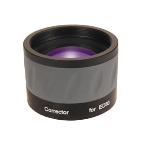 Skywatchers M48 Esprit-80ED flattener vooraanzicht met zwarte behuizing en paars gecoate lens.