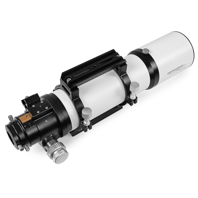 Omegon Pro 85/510 Apochromatische Refractor Triplet ED FCD-100 1 Omegon Apochromatische refractor Pro APO AP 85 510 Triplet ED FCD 100 1 Omegon Refractor Pro APO AP 85/510 achteraanzicht met grote Crayford-focuser, fijninstelling en zoekeradapter