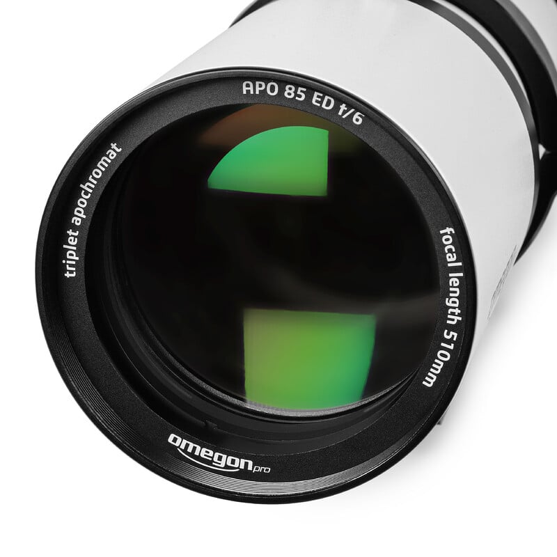 Omegon Pro 85/510 Apochromatische Refractor Triplet ED FCD-100 2 Omegon Apochromatische refractor Pro APO AP 85 510 Triplet ED FCD 100 Omegon Refractor Pro APO AP 85/510 close-up van multicoated frontlens met opschrift APO 85 ED f/6 triplet apochromat