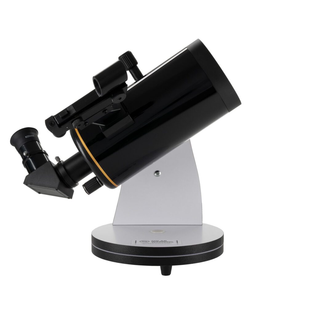 Omegon MightyMak 90 Dobson 1 Omegon Dobson telescoop MightyMak 90 6 Omegon Telescoop Dobson MightyMak 90 achteraanzicht op witte montering met alle accessoires zichtbaar