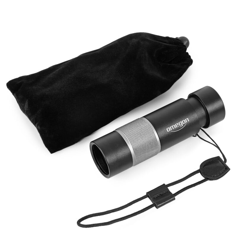 Omegon Mono ED Monoculair 10x32 2 Omegon Monoculair Mono 10x32 ED 1 Omegon Mono ED Monoculair 10x32 met opbergfluwelen zakje, handriem en accessoires in uitgestalde set