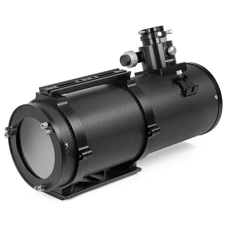 Omegon 154/600 Pro Astrograph Carbon OTA 1 Omegon Telescoop Pro Astrograph Carbon 154 600 OTA 4 Omegon 154/600 OTA Telescoop horizontale weergave met gesloten dauwkap en robuust buislichaam