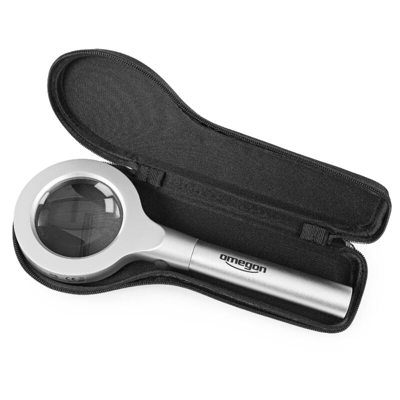 Omegon Vergrootglazen 55mm-led-loep 2 Omegon Vergrootglazen 55mm led loep Omegon Vergrootglas 55mm LED-loep in geopende etui met zicht op lens en handgreep