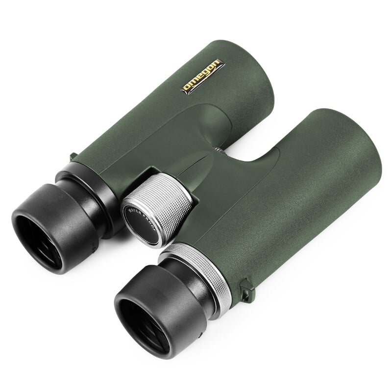 Omegon Hunter 2.0 Verrekijkers 8x42 1 Omegon Verrekijkers Hunter 2 0 8x42 3 Omegon Hunter 2.0 Verrekijkers 8x42 diagonaal zijaanzicht met zicht op metalen scherpstelwiel