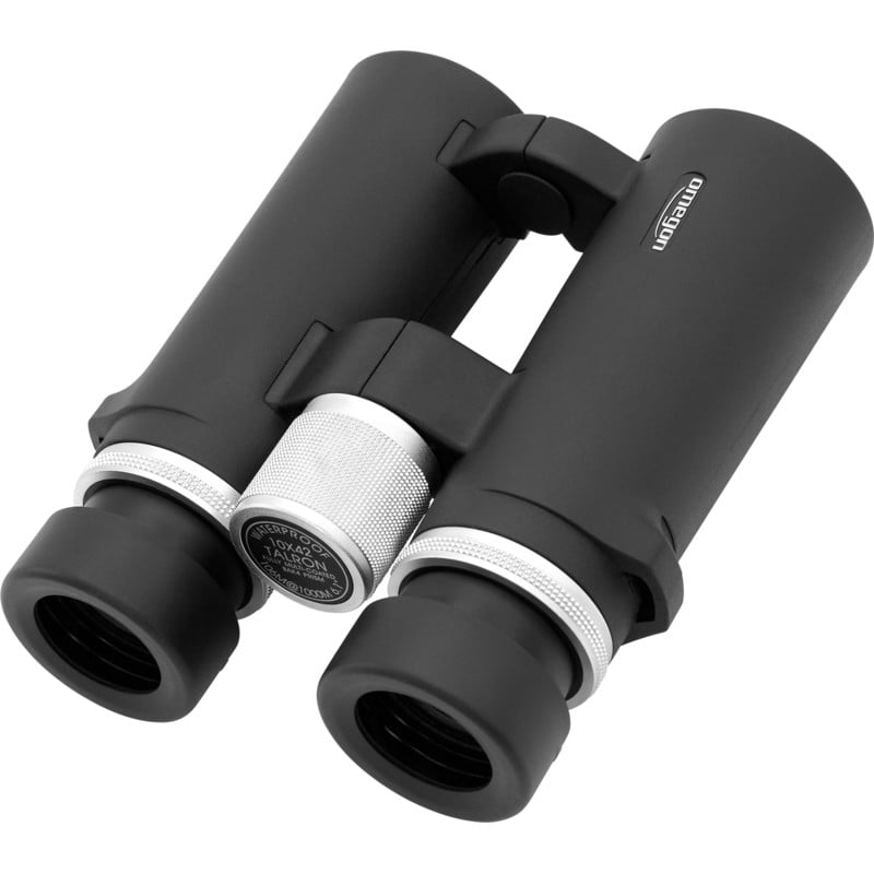 Omegon Talron HD Verrekijkers 10x42 1 Omegon Verrekijkers Talron HD 10x42 2 Omegon Talron HD Verrekijkers 10x42 diagonaal liggend met zicht op rubberen behuizing en chroomelementen