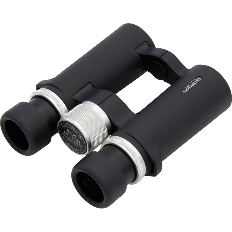 Omegon Talron HD Verrekijkers 8x34 2 Omegon Verrekijkers Talron HD 8x34 2 Omegon Talron HD Verrekijkers 8x34 liggend in schuine hoek met oculairdoppen en rubberen grip