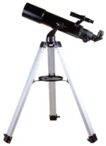72850_Levenhuk-Telescope-Skyline-Base-80T_02_500_a8383b8157d83225d0c08b6aab209fb8 The Levenhuk Skyline BASE 80T angled right view shows the refractor telescope and tripod, highlighting its compact and beginner-friendly setup.