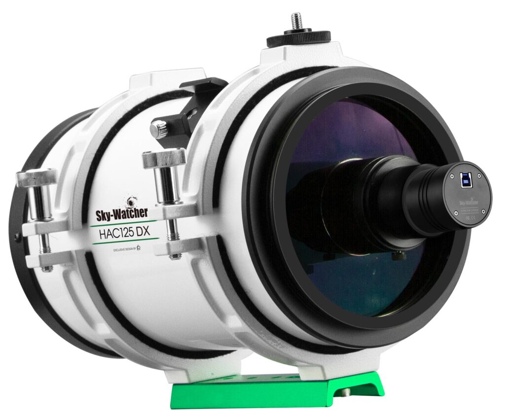 Sky-Watcher SynCam 533C – CMOS camera 2 HAC125DX SYNCAM 533C Sky-Watcher SynCam 585C camera gemonteerd op een telescoopopstelling, bevestigd aan de achterkant van een witte telescoopbuis op een groene montering.