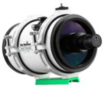 Sky-Watcher SynCam 585C camera gemonteerd op een telescoopopstelling, bevestigd aan de achterkant van een witte telescoopbuis op een groene montering.