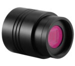 SYNCAM 533C Main Sky-Watcher SynCam 533C schuine vooraanzichtfoto van de astrocamera met een magentakleurig sensorglas in de zwarte cilindervormige behuizing.