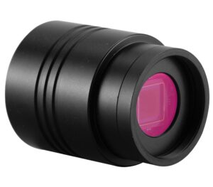 Sky-Watcher SynCam 533C schuine vooraanzichtfoto van de astrocamera met een magentakleurig sensorglas in de zwarte cilindervormige behuizing.
