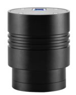 Sky-Watcher SynCam 585C bovenaanzicht van de zwarte cilindervormige camerabehuizing met een blauwe USB‑3.0‑poort op de zilverkleurige bovenplaat.