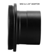 Sky-Watcher SynCam 585C M42-naar-1,25-inch adapter in zijaanzicht, zwart metalen verloopstuk met schroefdraad.