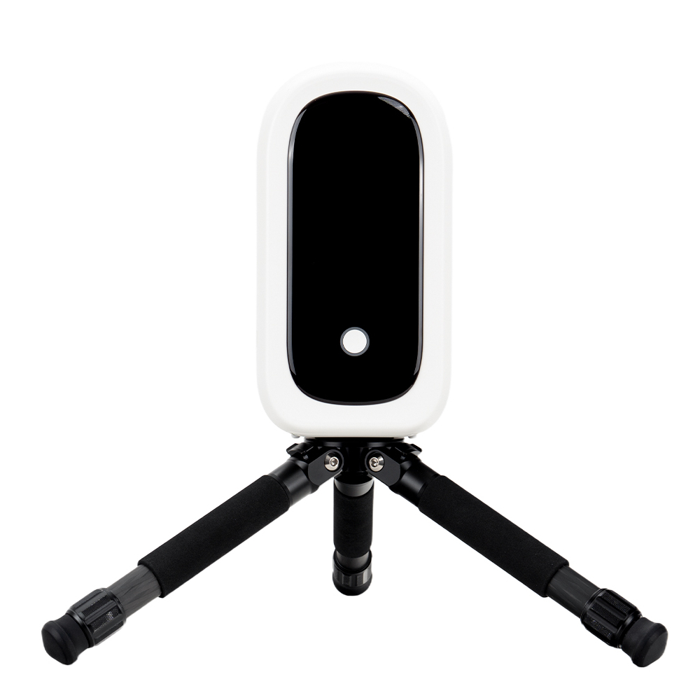 ZWO Seestar S50 Pro 5 zwo seestar s50 pro 4 ZWO Seestar S50 Pro achteraanzicht met statiefaansluiting