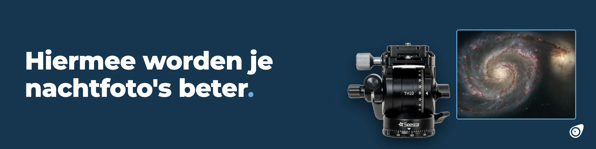 ZWO Seestar met EQ-wedge en videokop naast een foto van het Draaikolkstelsel