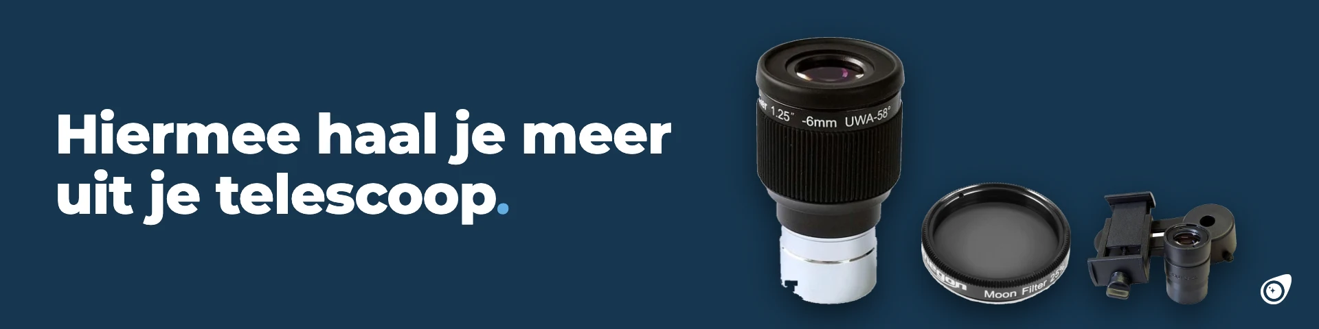 Een oculair, een maanfilter, een zonnefilter en een smartphoneadapter naast elkaar